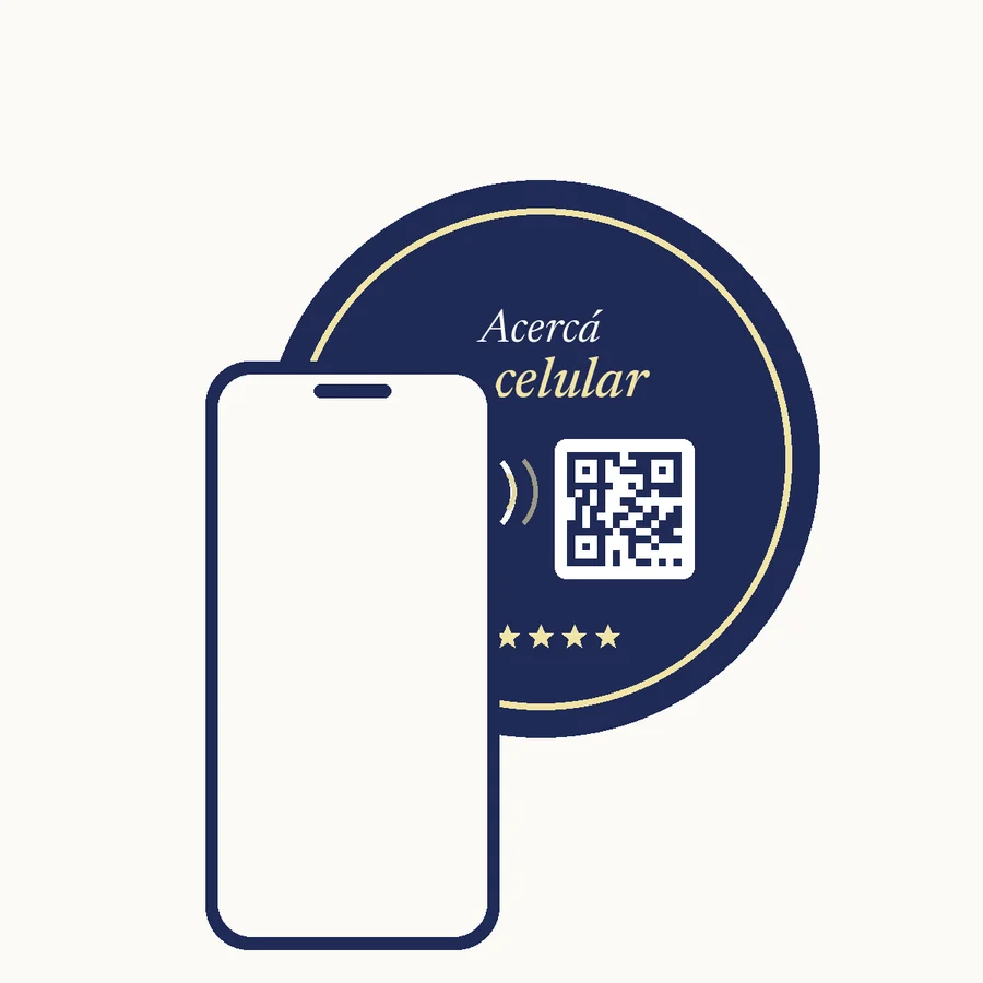 Un celular se acerca a una terminal con chip NFC y código QR